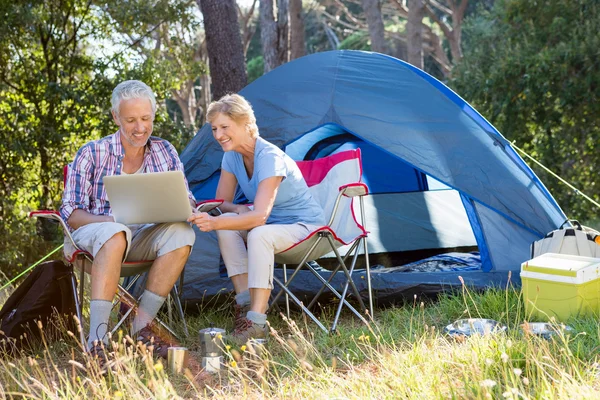 Coppia anziana relax accanto alla tenda — Foto Stock