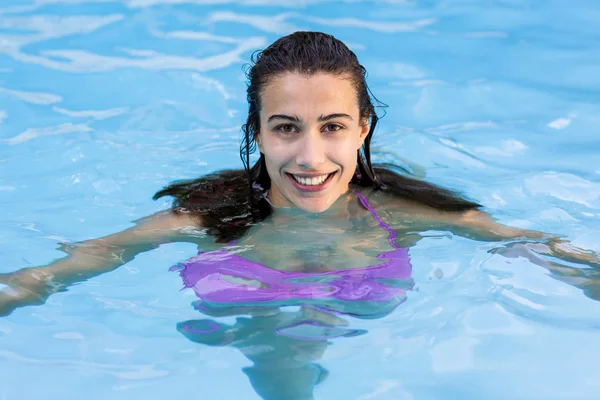 Belle femme dans la piscine — Photo