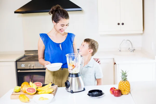 Mamma hjälpa sonen att förbereda juice — Stockfoto