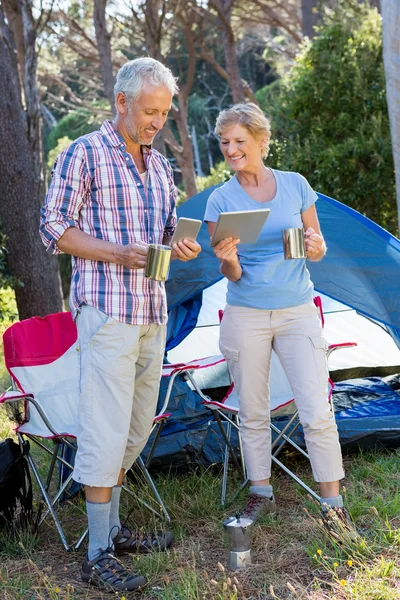 Senior paar staande naast hun tent — Stockfoto