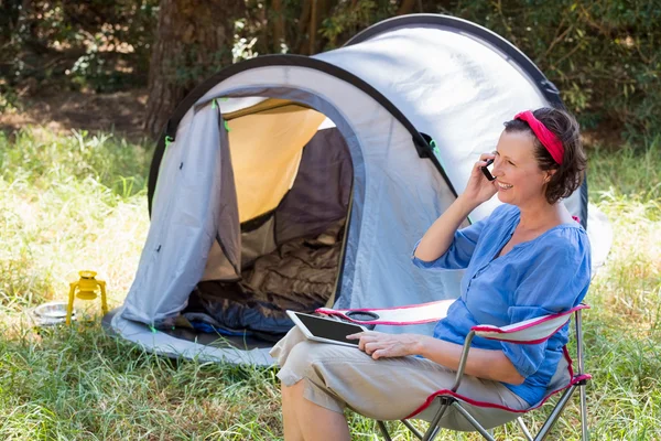 Donna anziana sta parlando al telefono — Foto Stock