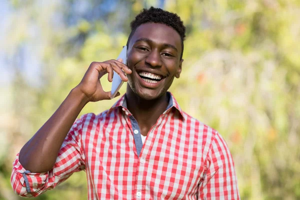 Glücklicher Mann mit seinem Smartphone — Stockfoto