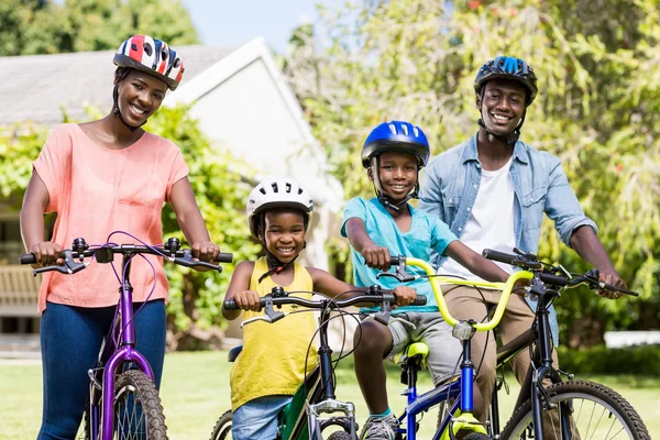 Famiglia felice in posa insieme — Foto Stock