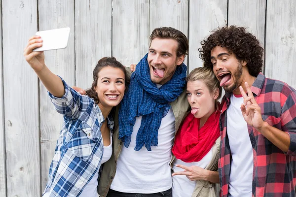 Amis prenant selfie sur un téléphone mobile — Photo