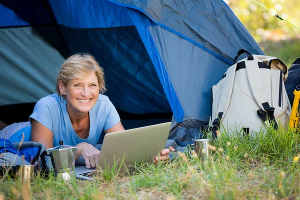 Rijpe vrouw lachend en met behulp van computer — Stockfoto