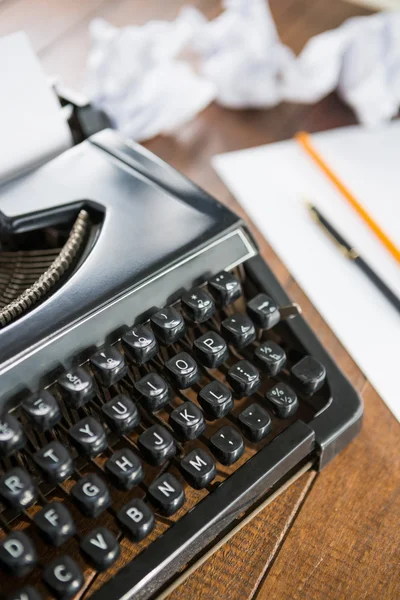 Máquina de escrever em uma mesa — Fotografia de Stock