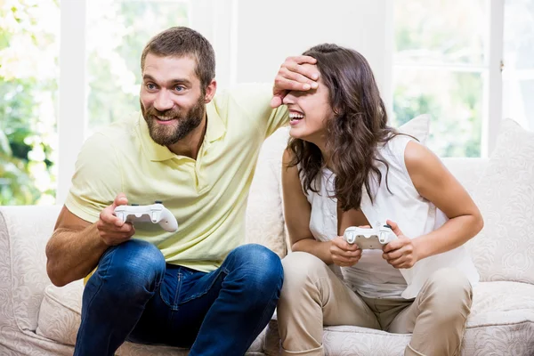 Jovem casal jogar videogame — Fotografia de Stock