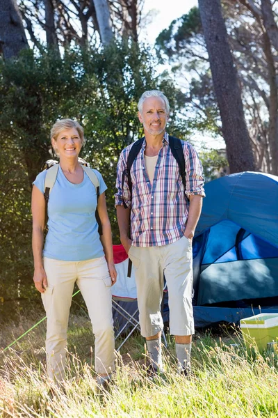 高级夫妇站在他们的帐篷旁边 — 图库照片