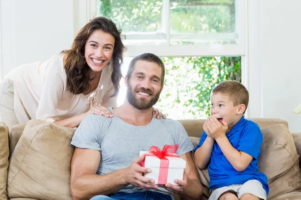 Otec, obdrží dárek od svého syna a ženu — Stock fotografie
