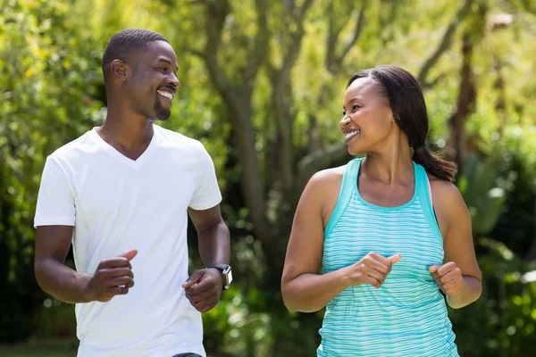 Pareja feliz mirándose — Foto de Stock