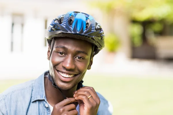 Homem feliz usando seu capacete — Fotografia de Stock