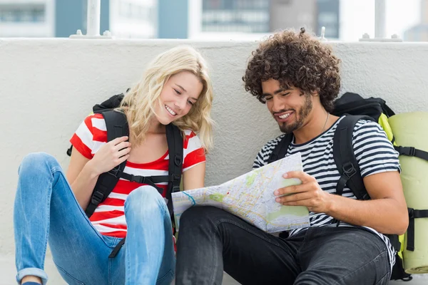 Giovane coppia guardando la mappa — Foto Stock