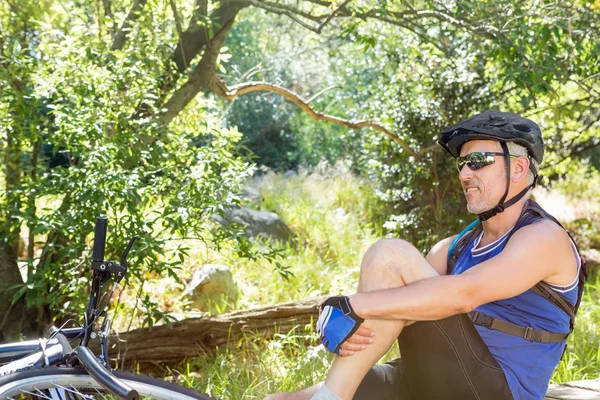 Ανώτερος άνθρωπος είναι με το ποδήλατό του σε ένα δάσος — Φωτογραφία Αρχείου