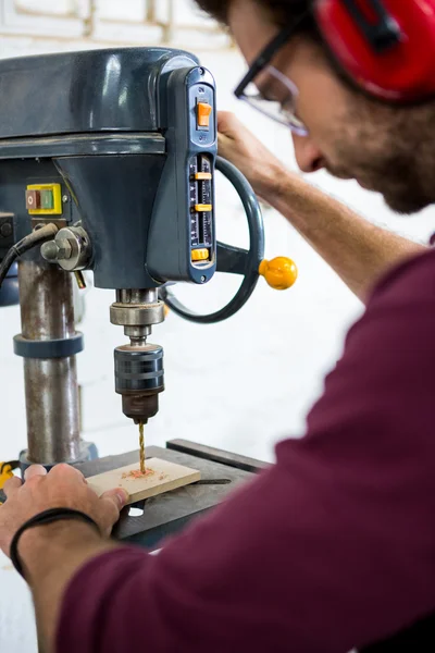 Carpenter working on his craft — Stock Photo, Image