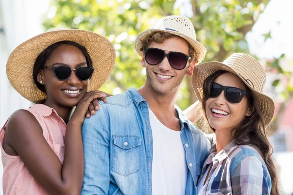 Freunde posieren vor der Kamera — Stockfoto