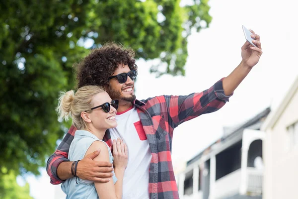 Jeune couple prenant un selfie — Photo