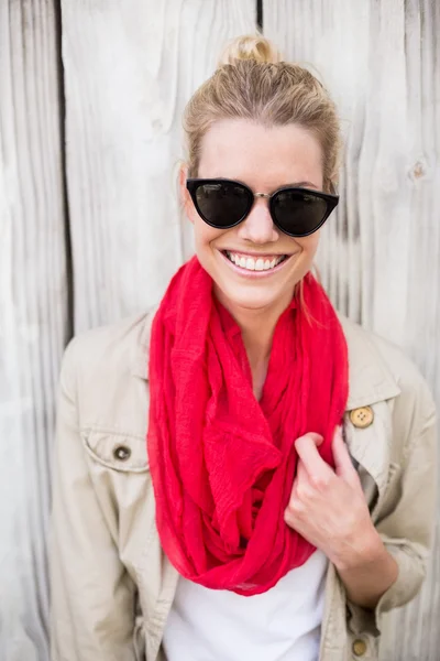 Portrait of young woman smiling — Stock Photo, Image