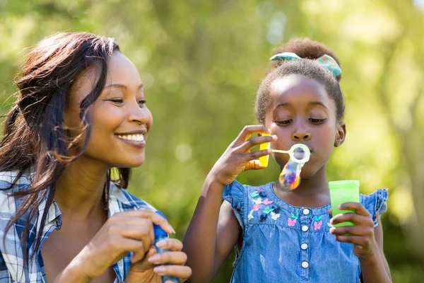 Famille heureuse faisant des bulles — Photo