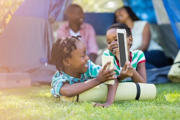 Bambini felici che utilizzano la tecnologia — Foto Stock