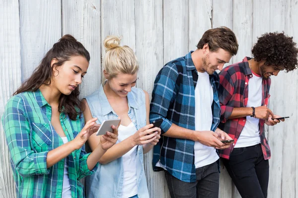 Vrienden die mobiele telefoon gebruiken — Stockfoto