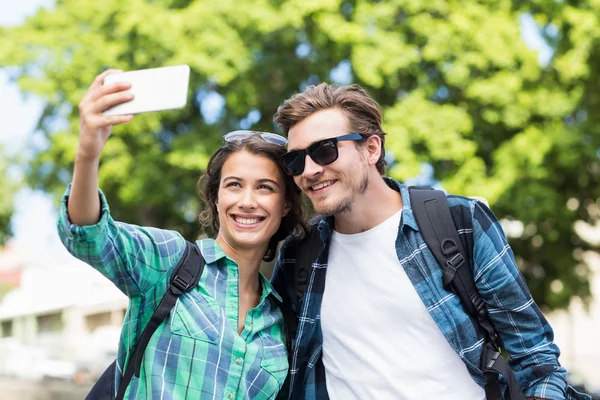 Genç bir çift bir selfie alarak — Stok fotoğraf