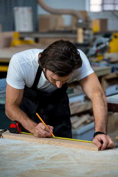 Carpenter working on his craft — Stock Photo, Image