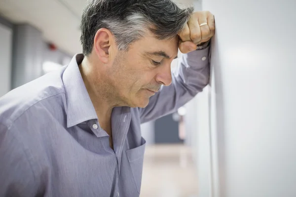 Professor preocupado inclinado na parede — Fotografia de Stock