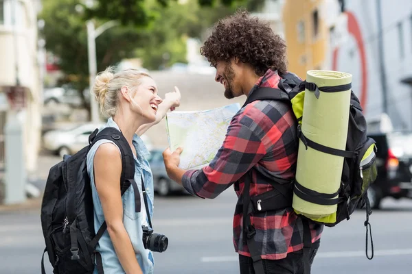 Young couple looking at map — Stock Photo, Image