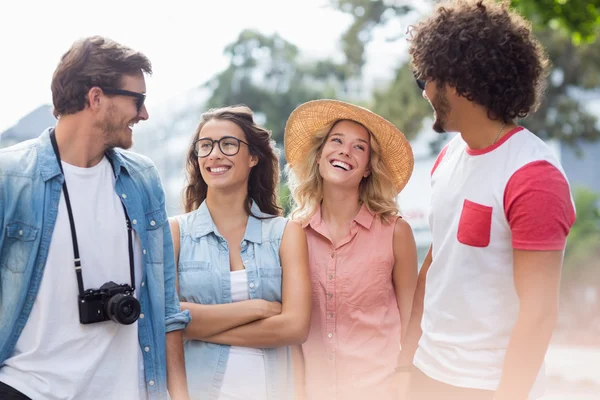 Vänner som interagerar med varandra — Stockfoto