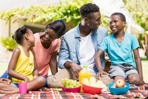 Familia feliz posando juntos — Foto de Stock