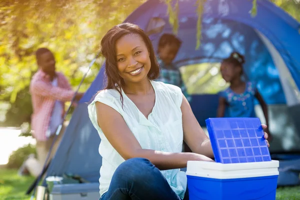 Mujer feliz posando y usando un refrigerador — Foto de Stock