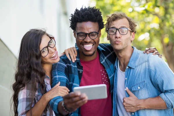 Prieteni care fac selfie pe un telefon mobil — Fotografie, imagine de stoc