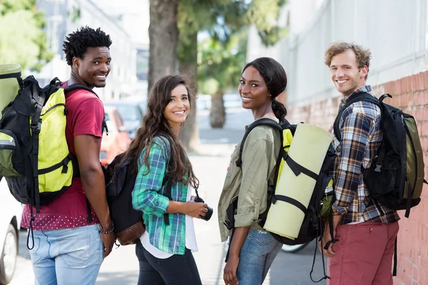 Amigos de pé com mochila — Fotografia de Stock