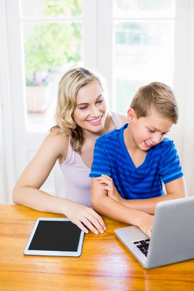 Boldog anya és fia használ laptop — Stock Fotó