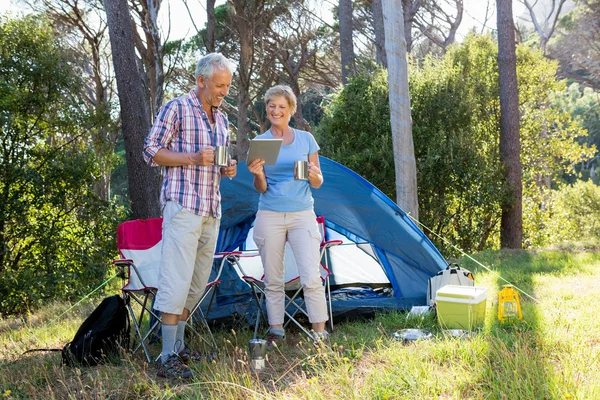Seniorenpaar steht neben seinem Zelt — Stockfoto