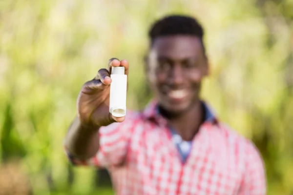 Een man vertoont een object — Stockfoto