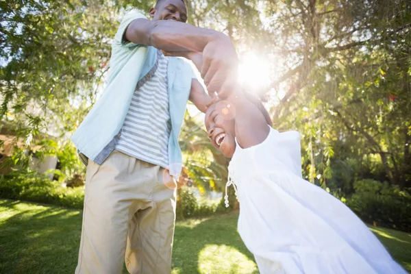 Familia feliz divirtiéndose — Foto de Stock