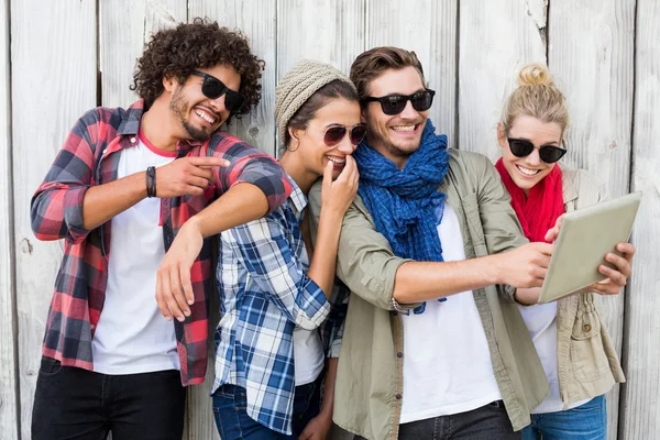 Amigos tomando selfie en tabletas digitales —  Fotos de Stock