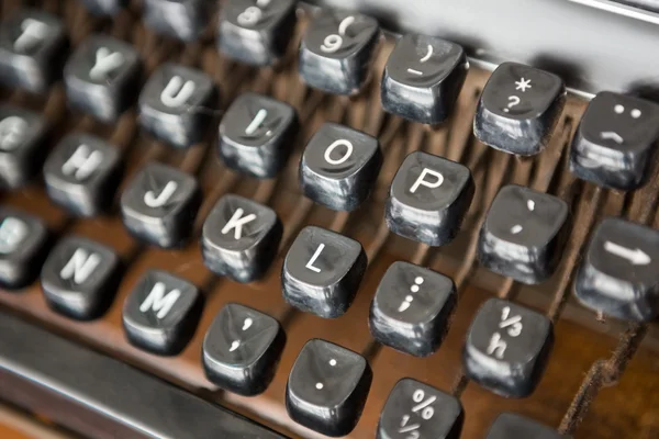 Máquina de escribir en un escritorio —  Fotos de Stock