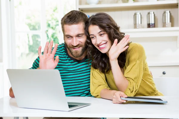 Paar hebben video chat op laptop — Stockfoto