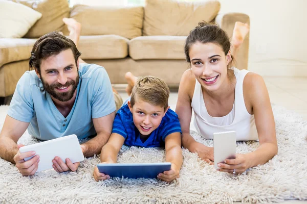 Rodiče a syna pomocí notebooku, tabletu a telefonu — Stock fotografie