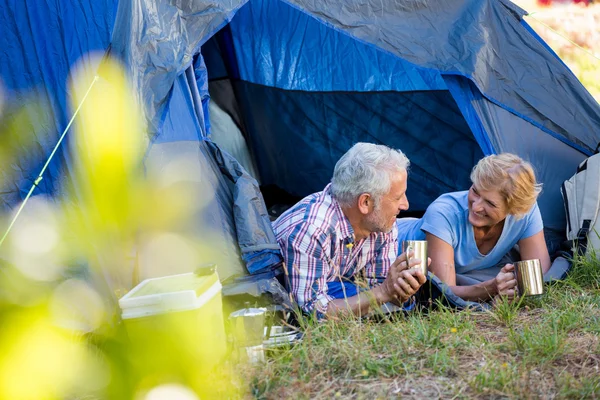 Äldre par leende och ser varandra — Stockfoto