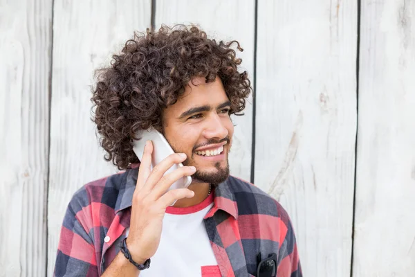 Jeune homme parlant sur téléphone mobile — Photo