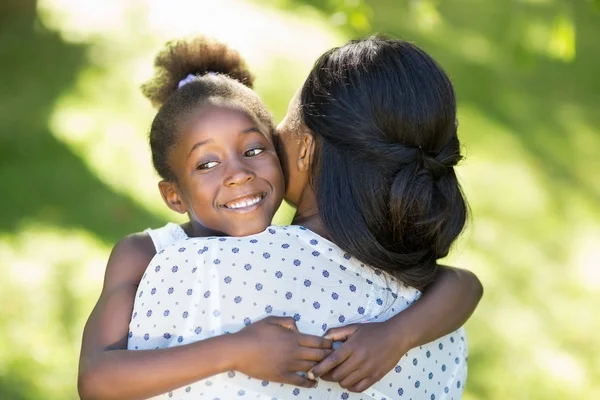 Een dochter met knuffel — Stockfoto