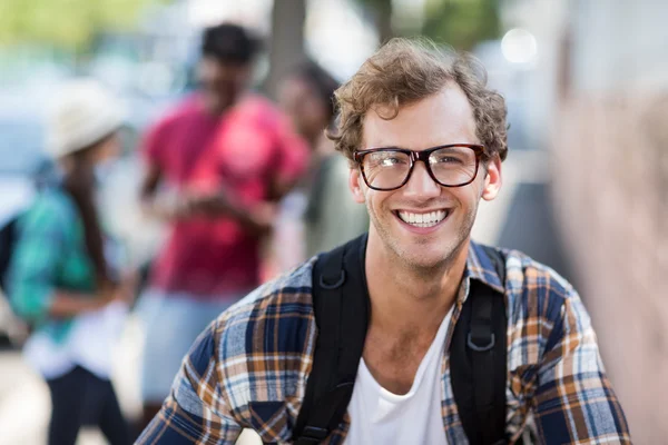 Porträtt av ung man leende — Stockfoto