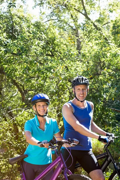 Ανώτερος ζευγάρι στέκεται με τα ποδήλατά τους — Φωτογραφία Αρχείου