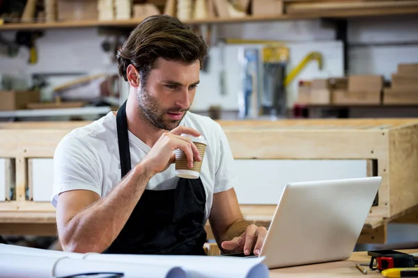 Snickaren använder sin tablet — Stockfoto