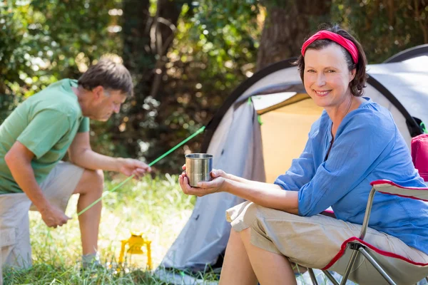 Casal sênior relaxando ao lado de sua tenda — Fotografia de Stock