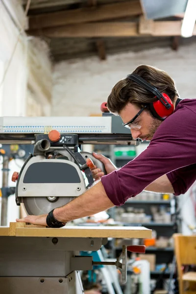 Schreiner arbeitet an seinem Handwerk — Stockfoto