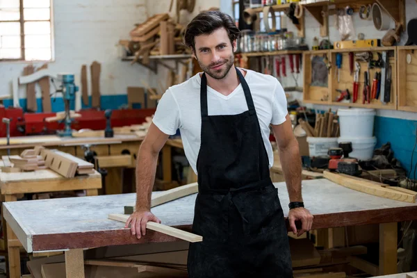 Carpenter poserar med sitt hantverk — Stockfoto